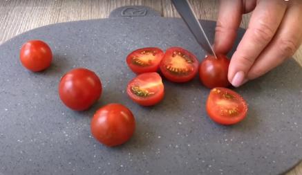 TikTok-блогер показал, как нарезать целую тарелку помидоров за пару секунд