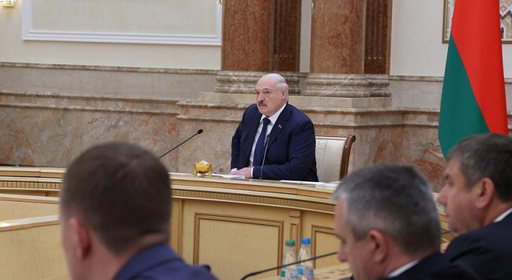 «Обнаглели до крайней степени» — Лукашенко пообещал уволить половину чиновников