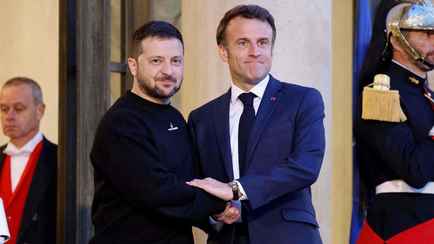 Макрон пообещал Зеленскому больше танков и боеприпасов