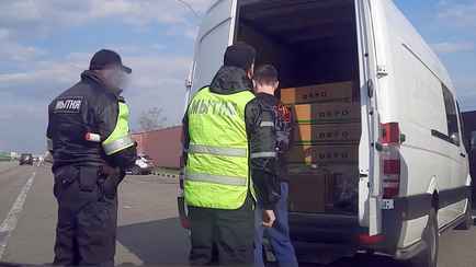 Белорусские таможенники стали останавливать машины прямо на дорогах, а не на границе. Что происходит?
