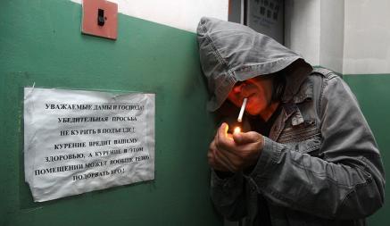 Что делать белорусам, чьи соседи курят на лестничной клетке? Накажут даже за вейп