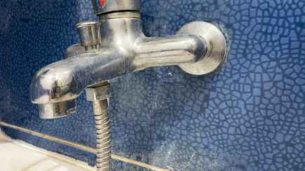 Не получается оттереть пятна с раковины или плитки? Нашли самый простой способ