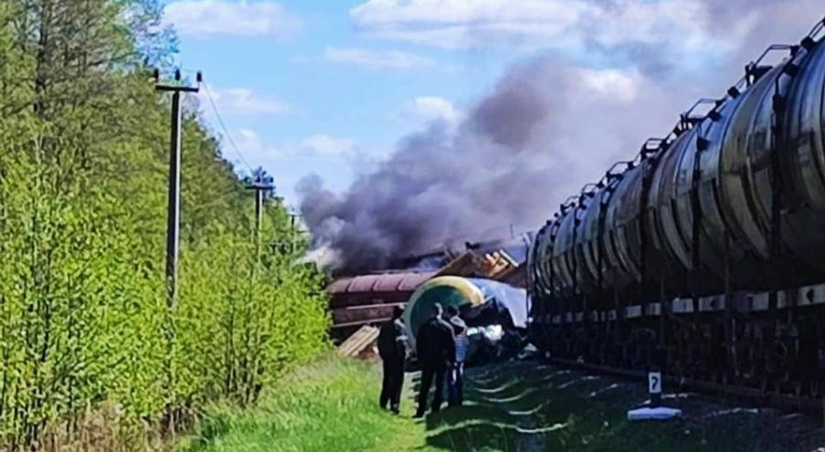 После срабатывания взрывного устройства, с рельсов сошел локомотив