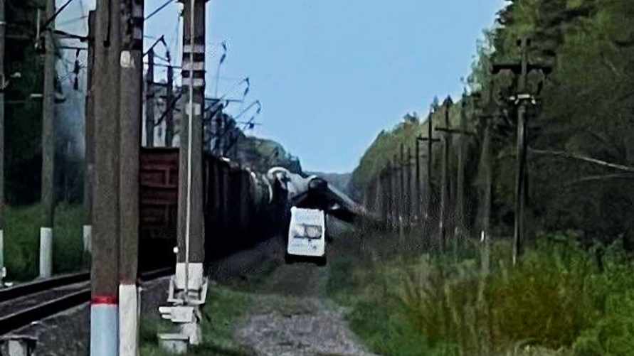 В Брянской области России снова подорвали поезд
