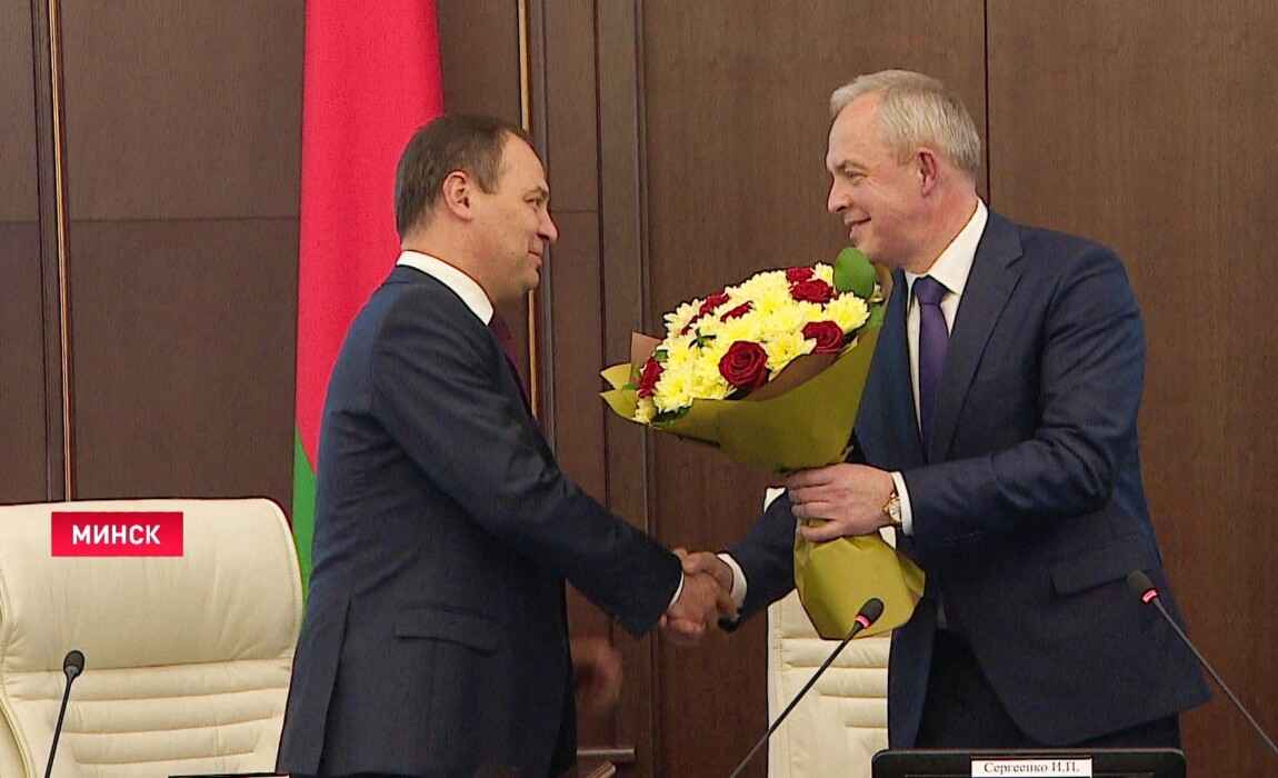 Совмин определил правила подарков чиновникам и госслужащим. На какую сумму можно?