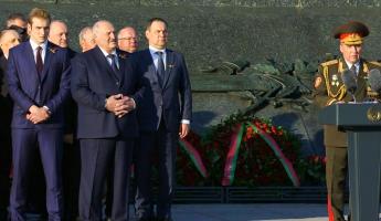 Лукашенко возложил цветы в Минске 9 мая и поручил произнести речь Хренину