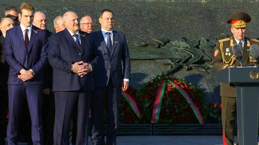 Лукашенко возложил цветы в Минске 9 мая и поручил произнести речь Хренину