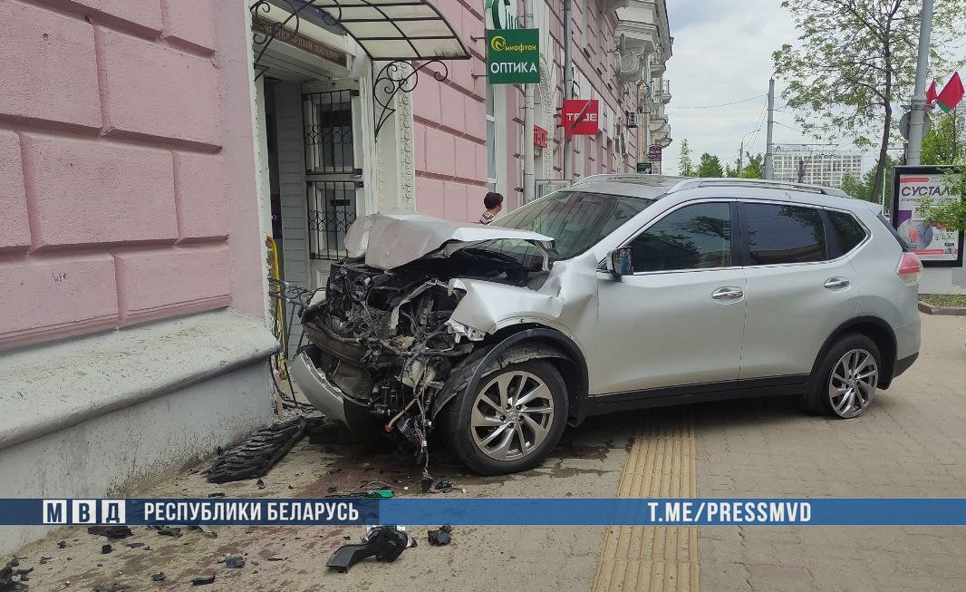 В Витебске пассажиры маршрутки попали в больницу после столкновения с кроссовером