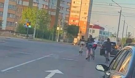 В Гомеле на видео попала колонна неадекватных велосипедистов