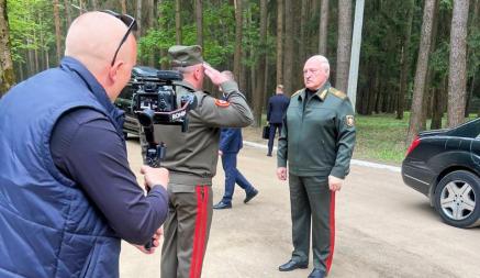 Пресс-служба показала фото Лукашенко в военной форме