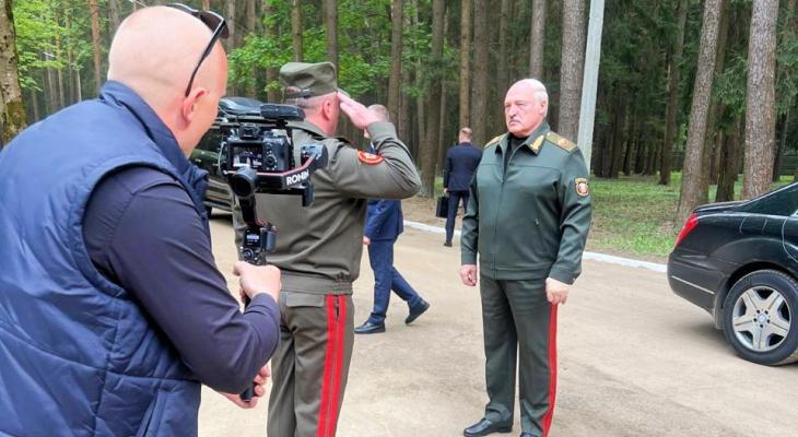 Пресс-служба показала фото Лукашенко в военной форме