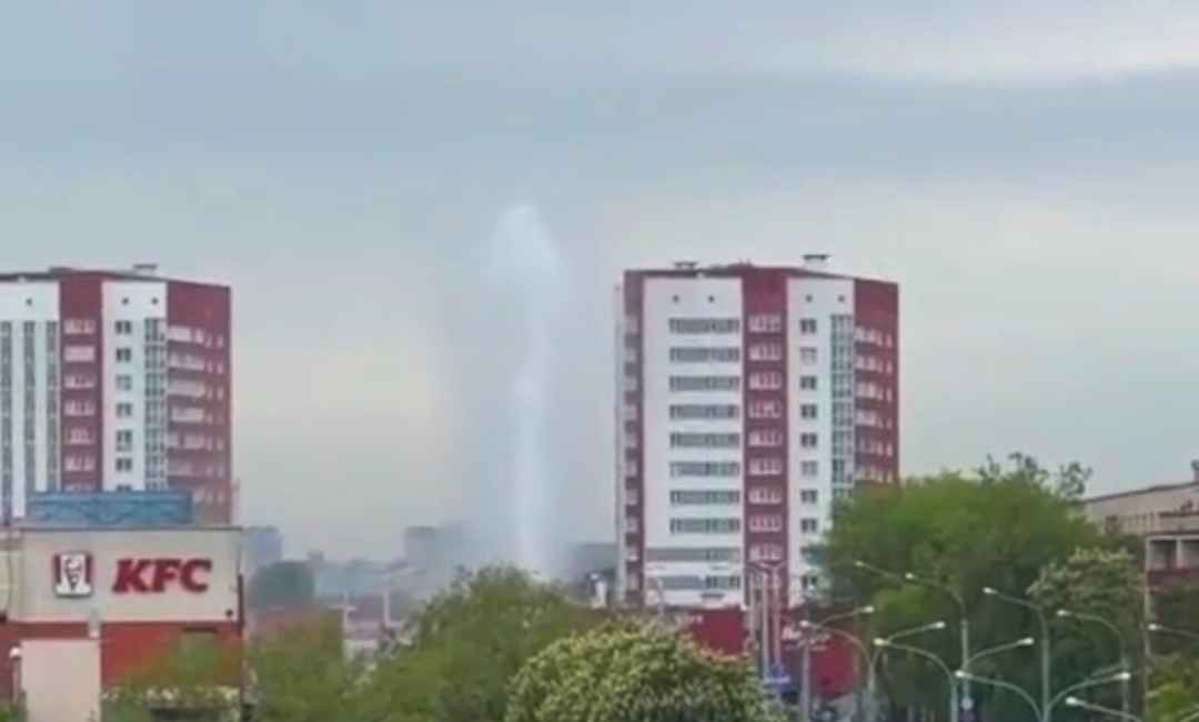"Судя по запаху, вода" - В Минске появился многометровый гейзер