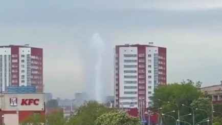 «Судя по запаху, вода» — В Минске появился многометровый гейзер