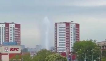 «Судя по запаху, вода» — В Минске появился многометровый гейзер