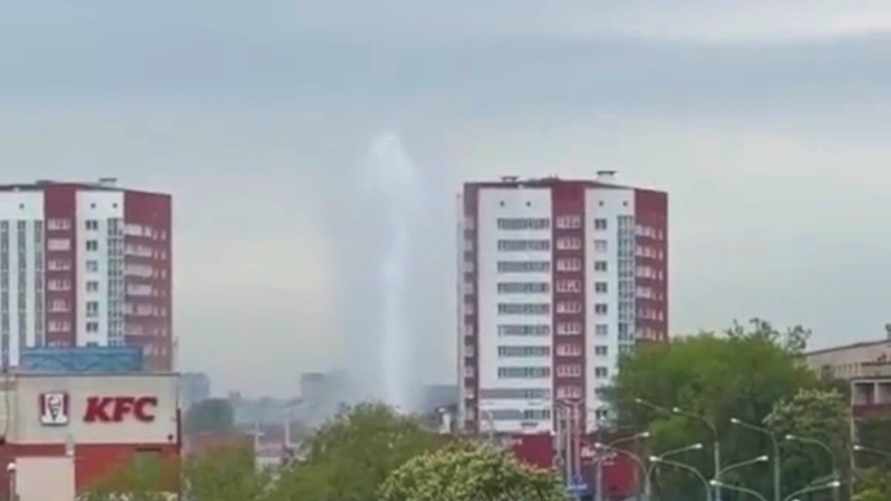 "Судя по запаху, вода" - В Минске появился многометровый гейзер