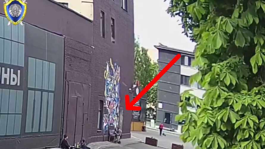 В Минске попало на видео, как на прохожего упало стекло с третьего этажа