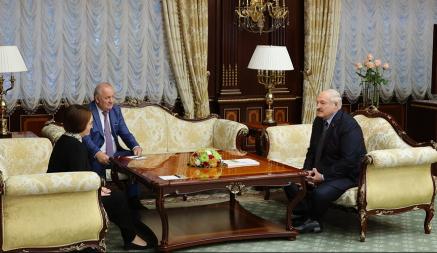 «Бежать сейчас, чтобы не отстать» — Лукашенко рассказал, как в Беларуси будут проводить дедолларизацию