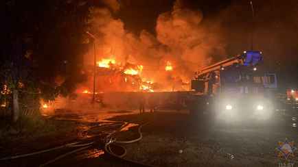 В МЧС показали, как под Минском сгорел огромный склад