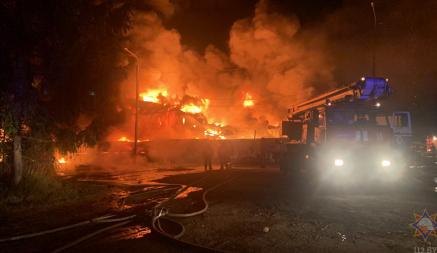 В МЧС показали, как под Минском сгорел огромный склад