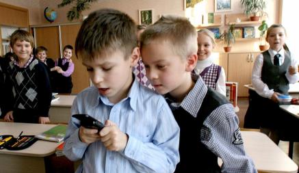 Можно ли детям пользоваться телефонами в школе? Объяснили в Минобразования Беларуси