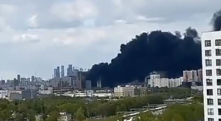 Москву из-за пожара накрыло черное облако
