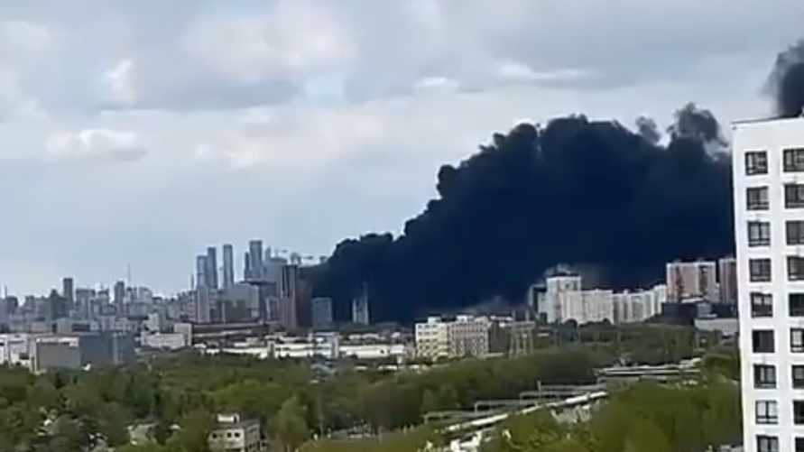 Москву из-за пожара накрыло черное облако