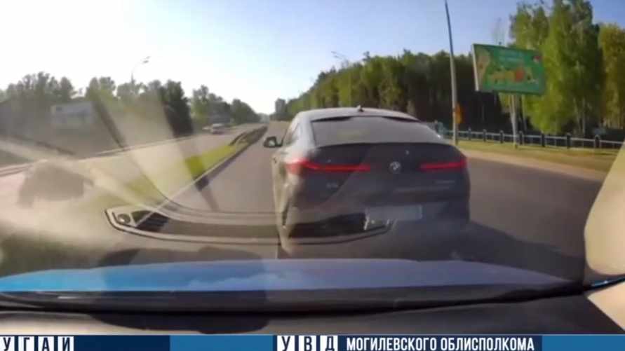 В Могилеве водитель решил проучить любителя "левых полос". В ГАИ рассказали, как наказали