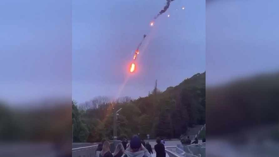 На видео попало, как украинцы сбили беспилотник над Киевом. Оказалось, это свой