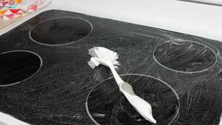 Как убрать царапины на индукционной плите? Нашли простой и быстрый способ