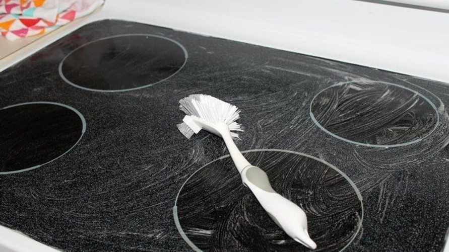 Как убрать царапины на индукционной плите? Нашли простой и быстрый способ