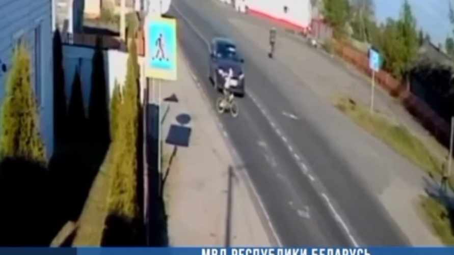 Подбросило вверх и откинуло на метры. На видео попало ДТП с 5-летним велосипедистом в Житковичском районе
