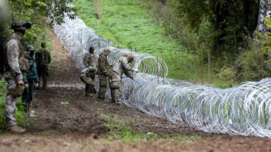 Lai kavētu nelegālo migratnu plūsmu, uz Latvijas-Baltkrievijas robežas tiek uzstādīts Slovēnijas Aizsardzības ministrijas dāvinātais pagaidu žogs.