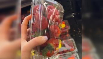 Одним движением руки – Блогерша из TikTok показала, как выбрать самые свежие ягоды в магазине