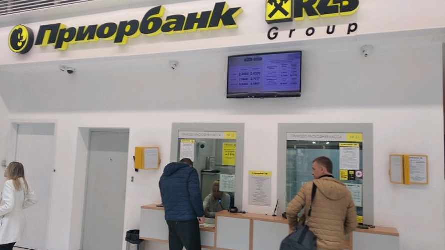 "Приорбанк" призвал некоторых клиентов снять со счетов до 1 июня доллары и евро. Почему?