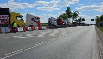 Пропускают машину в час — ГПК обвинил в пьянстве польских водителей, блокирующих КПП на границе с Беларусью