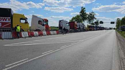 Пропускают машину в час — ГПК обвинил в пьянстве польских водителей, блокирующих КПП на границе с Беларусью