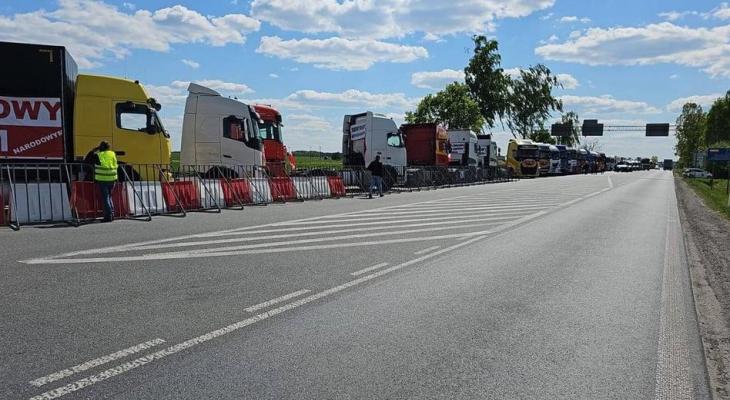 Пропускают машину в час — ГПК обвинил в пьянстве польских водителей, блокирующих КПП на границе с Беларусью