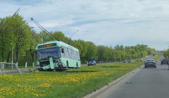 В Могилеве троллейбус попал в странную аварию