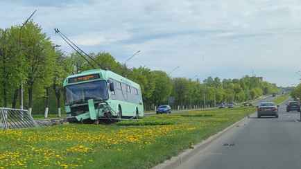 В Могилеве троллейбус попал в странную аварию