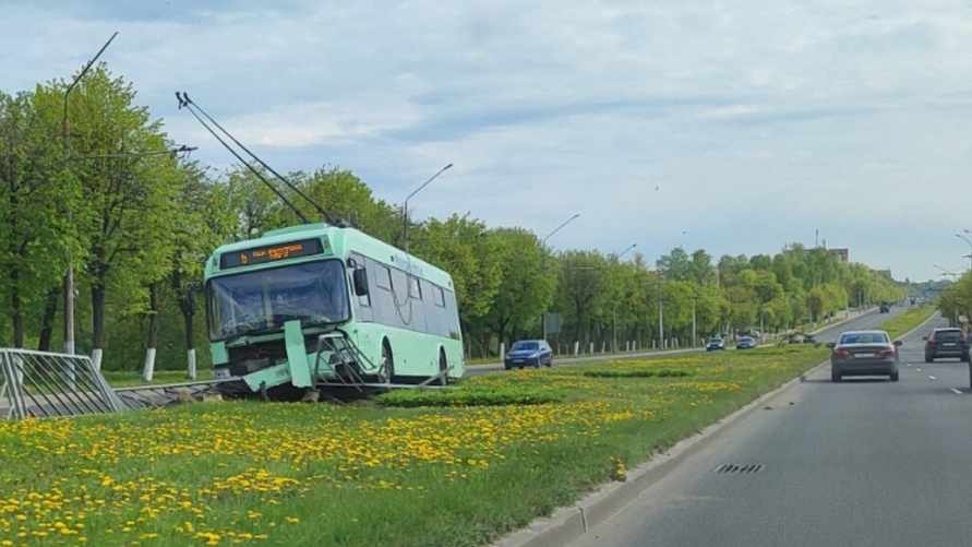 В Могилеве троллейбус попал в странную аварию