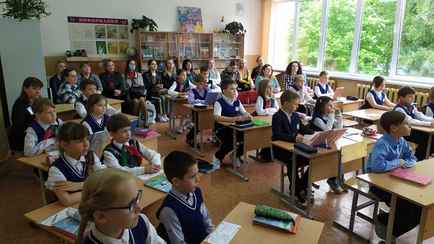 Родителям белорусских школьников дали три месяца на покупку второго обязательного элемента формы