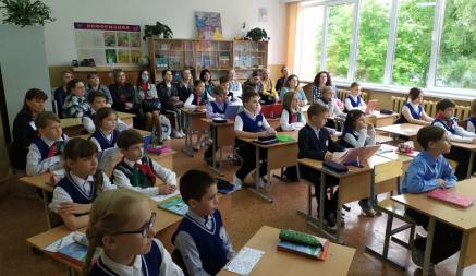 Родителям белорусских школьников дали три месяца на покупку второго обязательного элемента формы