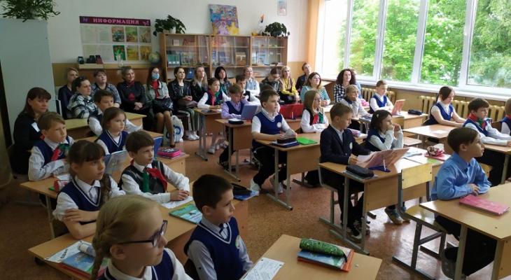 Родителям белорусских школьников дали три месяца на покупку второго обязательного элемента формы