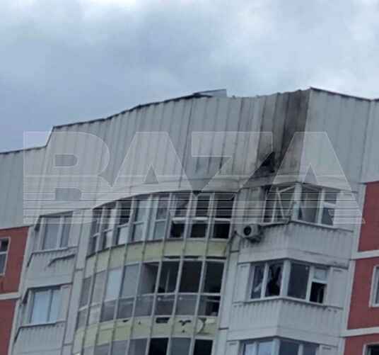 Фото: последствия атаки беспилотника по многоэтажкe на улице Атласова в Новой Москве.