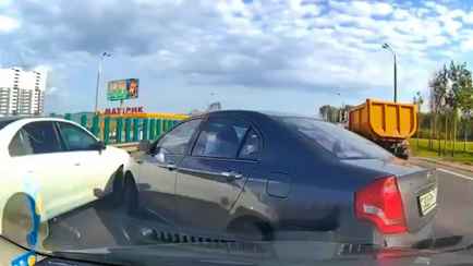 На видео попало, как водитель на минской МКАД «перестроился» под удар сразу трех авто