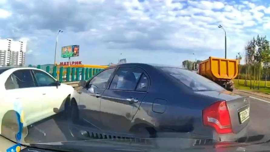 На видео попало, как водитель на минской МКАД "перестроился" под удар сразу трех авто