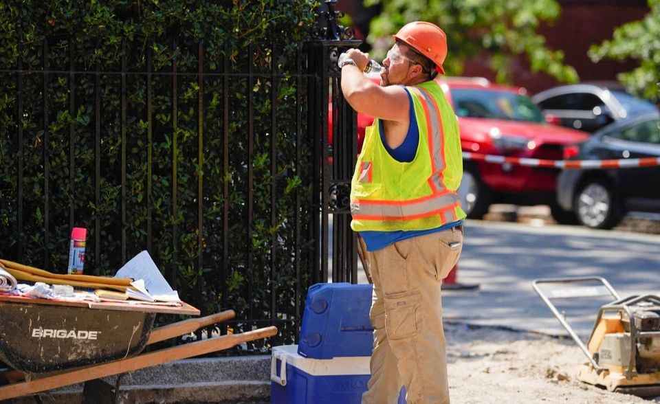 Что белорусы могут потребовать от начальства из-за жары на рабочем месте? Не только «воздушное душирование»