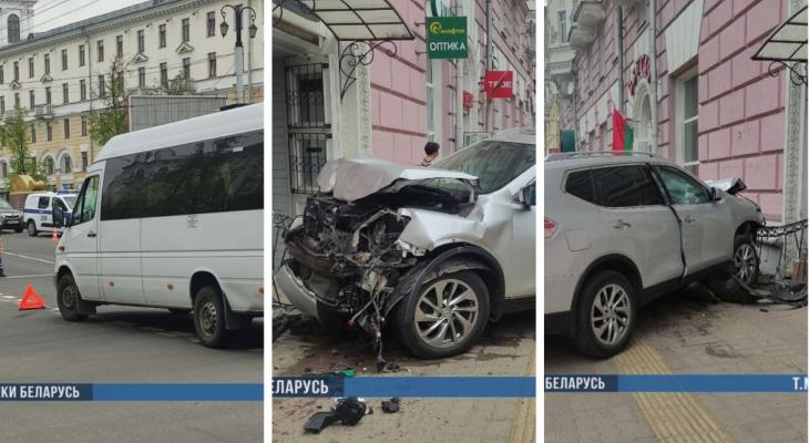 В Витебске пассажиры маршрутки попали в больницу после столкновения с кроссовером
