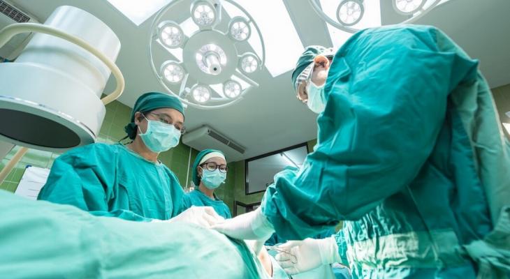 В Минске врачи во время платной операции оставили в вене пациента инородное тело. Как наказали?