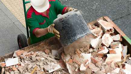 Штраф до 1 110 рублей. В ЖКХ рассказали, какой мусор белорусам нельзя выбрасывать в контейнеры